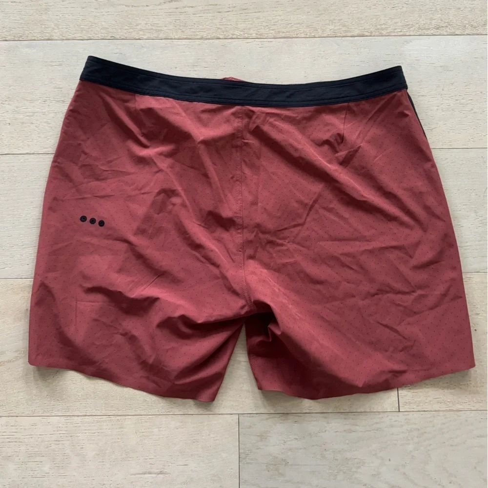 Vuori Peak Boardshorts 38 Red Clay microdots